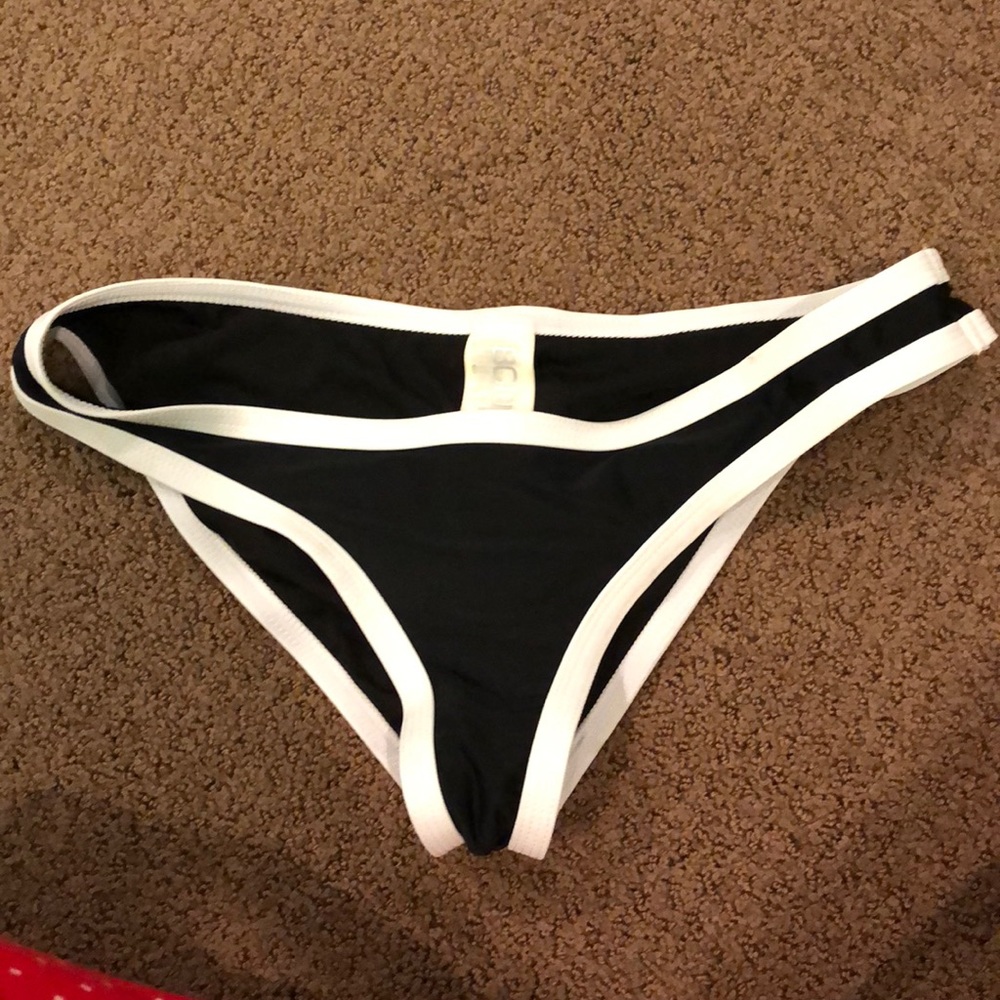 Black and white scrunchy butt bikini bottoms